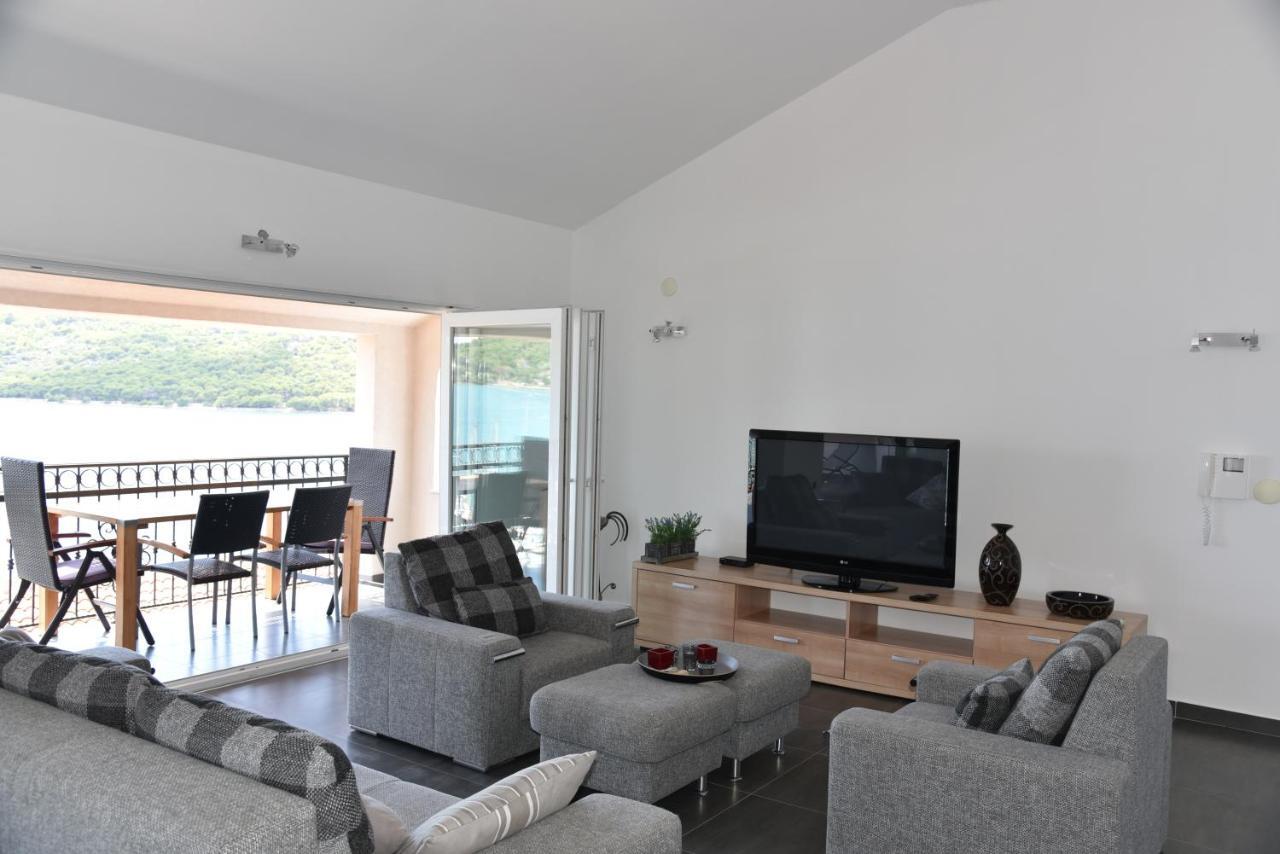 Villa Pina Appartment Chantos Tisno Exteriör bild